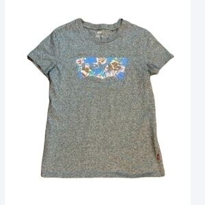 LEVI’S women’s short sleeve cotton tee shirt with floral logo. EEUC
